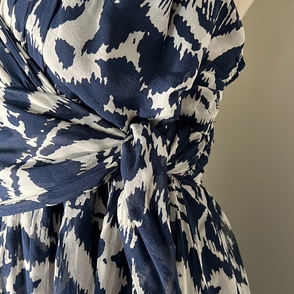 BCBG MaxAzaria Sz 8 - Picture 3 of 6